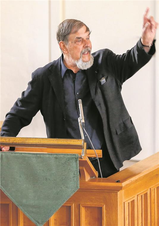 Spiegelberger Orgel entfaltet wieder ihr Klangbild SPIEGELBERG (inf). Die Orgel in der Spiegelberger Kirche entfaltet wieder das Klangbild, für das die romantischen Schäfer-Orgeln des 19. Jahrhunderts bekannt sind. In einem Festgottesdienst hat die Gemeinde gestern das 1984 mit alten Pfeifen erbaute und jetzt renovierte Instrument neu in Betrieb genommen. Bei einer Führung erläuterte der Orgelsachverständige der Landeskirche, Burkhart Goethe (links), die Besonderheiten des Stücks, das fast wert sei, denkmalgeschützt zu sein. 2014/15 war, wie Pfarrerin Brigitte Fried berichtet, zutage getreten, dass die Orgel schon lange keiner Hauptausreinigung mehr unterzogen worden war. So zeigte sich neben allerlei Verunreinigungen auch Schimmelbildung – wohl eine Folge des Klimawandels. Um die rund 17000 Euro teure Renovierung durch die Orgelbaufirma Mauch aus Schwäbisch Hall zu finanzieren, organisierte die Kirchengemeinde mehrere Benefizkonzerte und rief zu Spenden auf. Die Arbeiten wurden nach Pfingsten in Angriff genommen und waren rasch erledigt, weil keine größeren Reparaturen nötig waren. Der Festgottesdienst stand unter dem Motto „Gottes Lob mit allen Sinnen“. Der Heilbronner Prälat Harald Stumpf hielt die Predigt, Bezirkskantor Hans-Joachim Renz bediente die Orgel, und der Chor der Reli-Kinder mit seinen jungen Stimmen wirkte ebenfalls mit. Foto: A. Becher