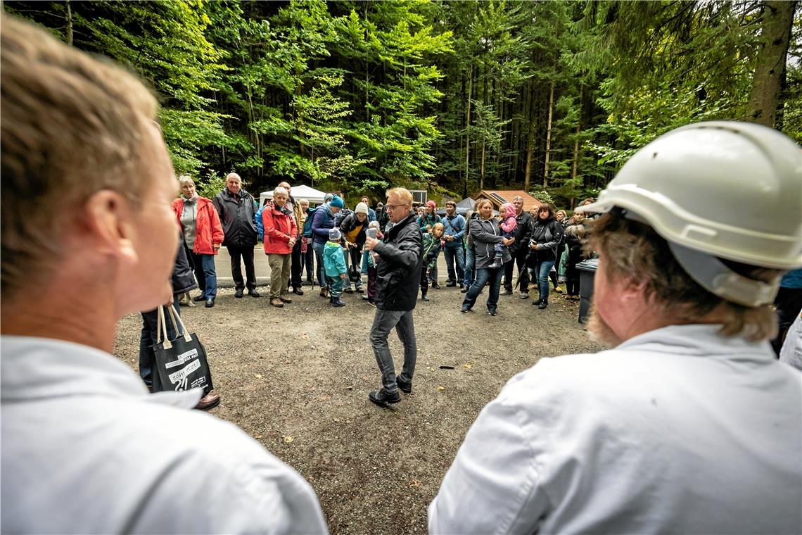 Spiegelbergs Bürgermeister Uwe Bossert bei der Rede beim kleinen Festakt zum zeh...