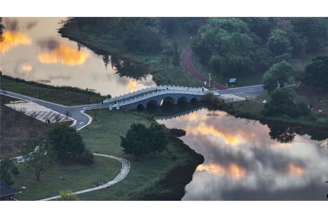 Spiegelbild - Himmel über Hezhou in China