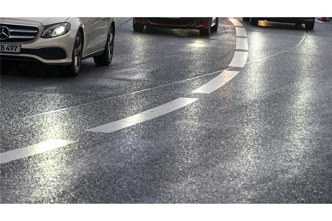 Spiegelglatte Straßen haben in der Nacht in der Region Heilbronn zu zahlreichen Verkehrsunfällen geführt. (Symbolbild)