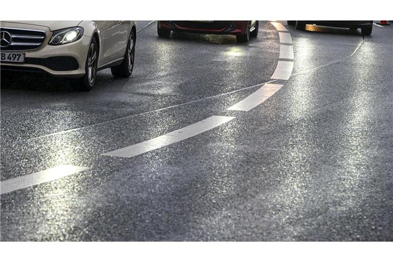 Spiegelglatte Straßen haben in der Nacht in der Region Heilbronn zu zahlreichen Verkehrsunfällen geführt. (Symbolbild)