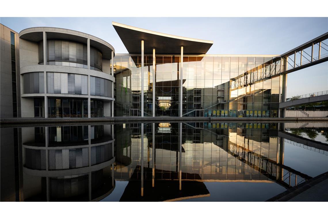 Bilder des Tages Spiegelung bei sonnigem Wetter in der Spree: Das Paul-Löbe-Haus im Regierungsviertel in Berlin.