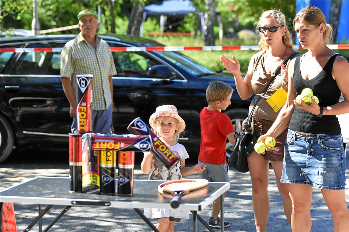 Auenwald feiert sein Gemeindejubiläum 50+1 Spiel und Sport für Groß und Klein: Verschiedene Stationen gab es bei der Auenwaldhalle.
