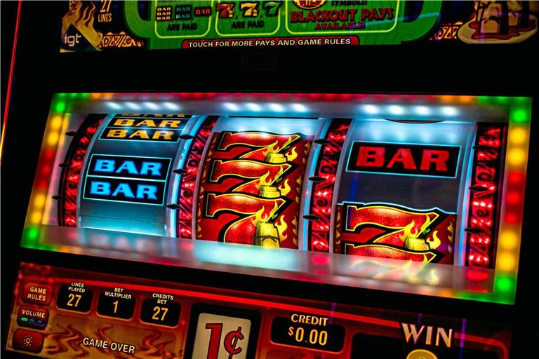 Spielautomaten üben eine große Anziehungskraft aus. Spielhallen müssen daher mindestens 500 Meter Abstand zueinander und zu Schulen haben und auch sonst einige Kriterien des Jugend- und Spielerschutzes erfüllen. Foto: Adobe Stock/Anatolii Verezhak