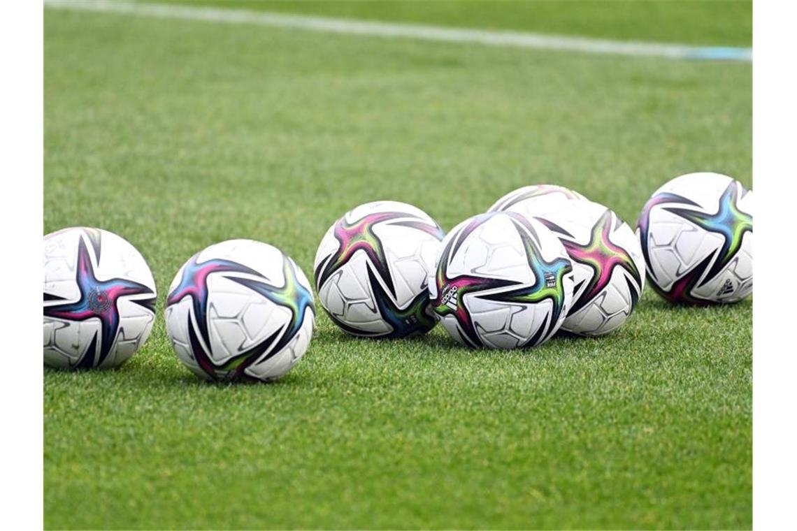 Waldhof-Geschäftsführer will „bei jedem genau hinschauen“ Spielbälle liegen auf dem Rasen. Foto: Swen Pförtner/dpa/Symbolbild