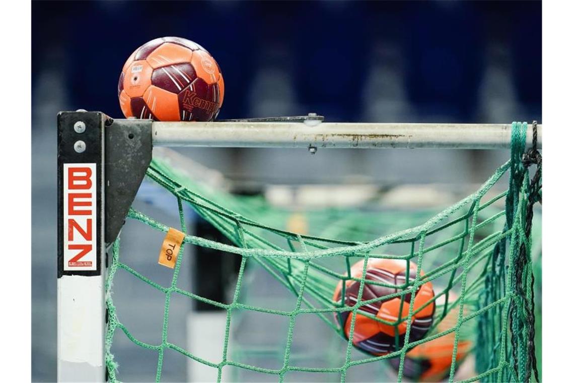 Spitzenreiter Bietigheim verlängert mit Torhüterinnen Spielbälle liegen im Netz eines Handball-Tors. Foto: Uwe Anspach/dpa/Symbolbild