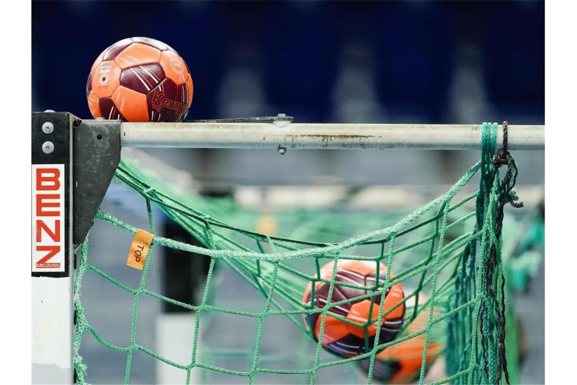 Rhein-Neckar Löwen im Viertelfinale gegen Medwedi Tschechow Spielbälle liegen im Netz eines Tors. Foto: Uwe Anspach/dpa/Symbolbild