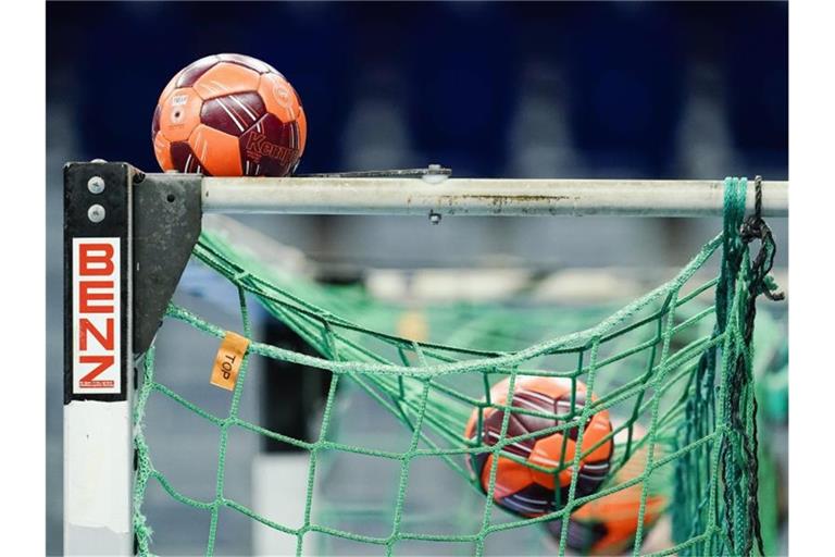 Spielbälle liegen im Netz eines Tors. Foto: Uwe Anspach/dpa/Symbolbild