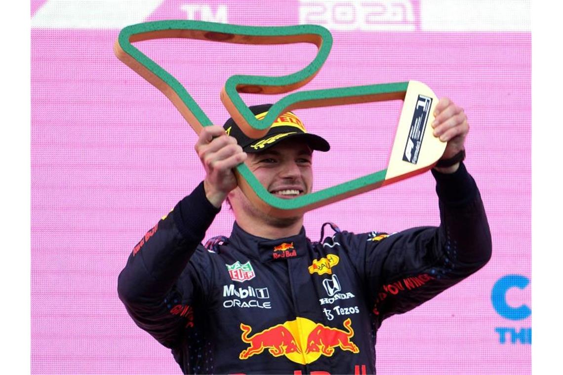 Verstappen gewinnt in Österreich vor Hamilton Spielberg-Sieger Max Verstappen bei der Siegerehrung. Foto: Georg Hochmuth/APA/dpa