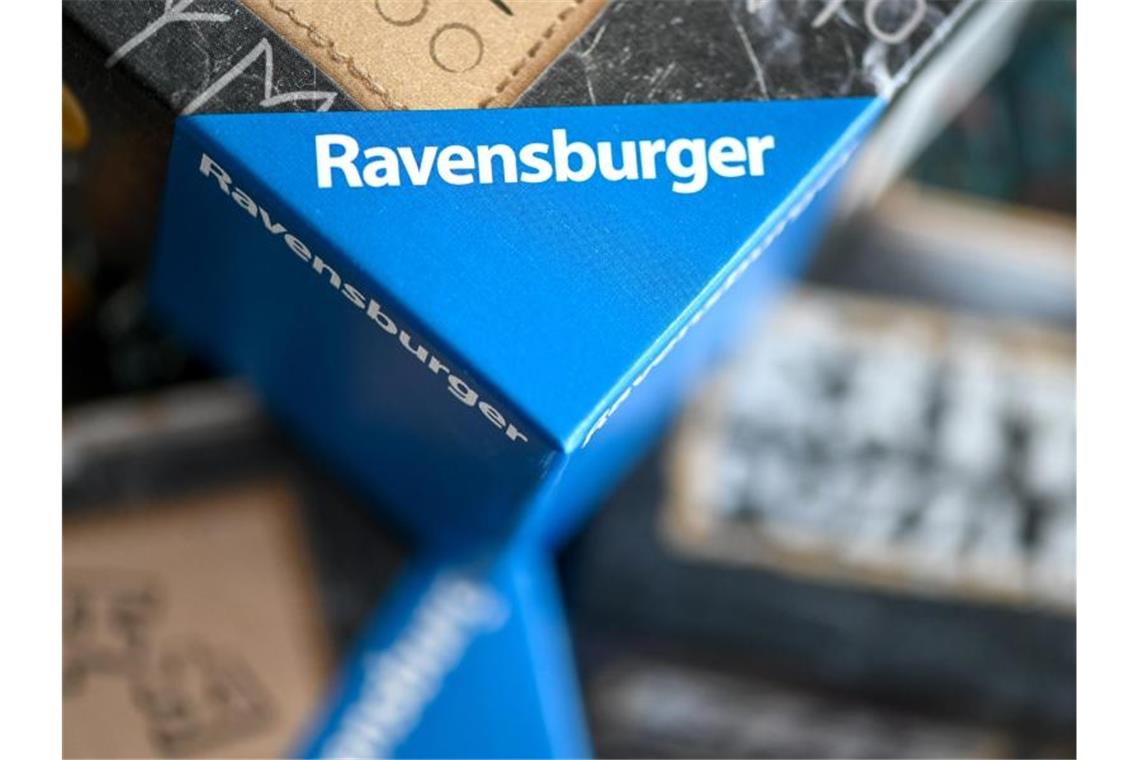 Spiele der Marke Ravensburger liegen übereinander auf einem Tisch. Foto: Felix Kästle/dpa/Symbolbild