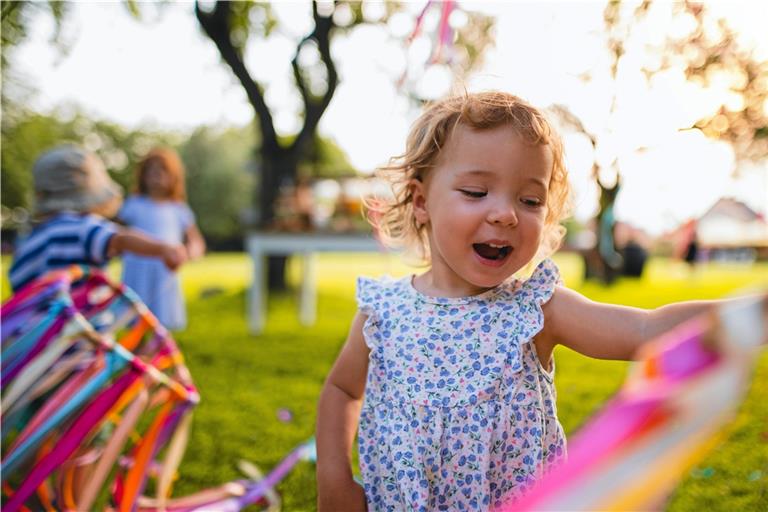 Spielen im Freien tut Körper und Seele der Kleinen gut. Und mit glücklichen Kindern haben es auch die Eltern leichter. Foto: Adobe Stock/Halfpoint