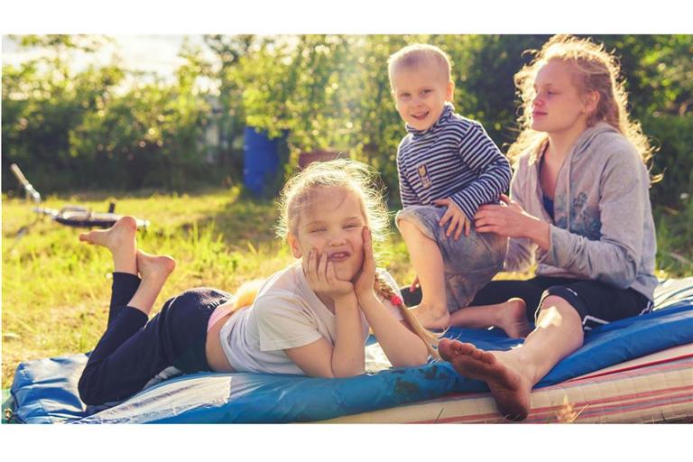 Spielen und sich langweilen, ohne dauernd etwas lesen zu müssen – wie sinnvoll ist das in den Ferien?