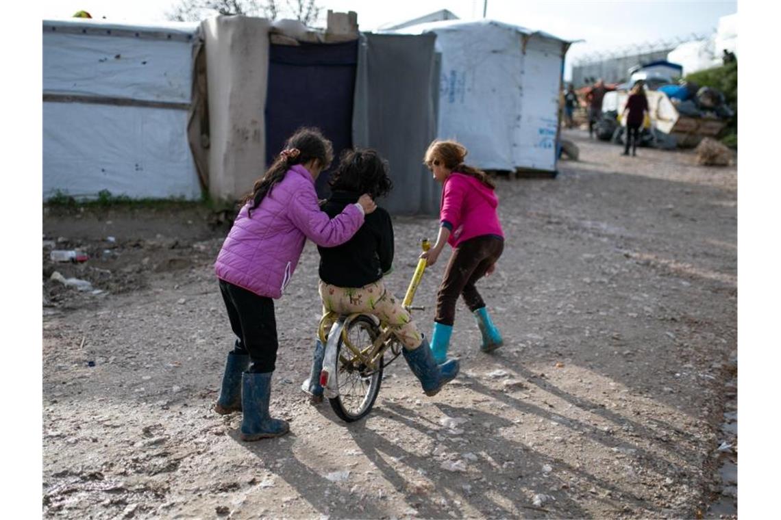 Frontex-Direktor: Deutlich weniger unerlaubte EU-Einreisen Spielenede Kinder im Flüchtlingslager Vial auf der griechischen Insel Chios. Foto: Lefteris Partsalis/XinHua/dpa