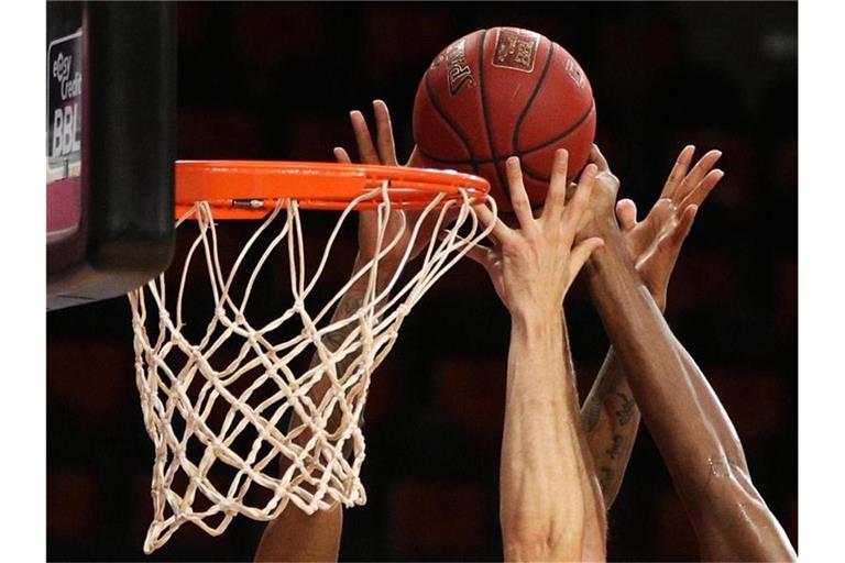 Spieler beider Mannschaften gehen zum Rebound. Foto: Adam Pretty/Getty Images Europe/Pool/dpa/Symbolbild