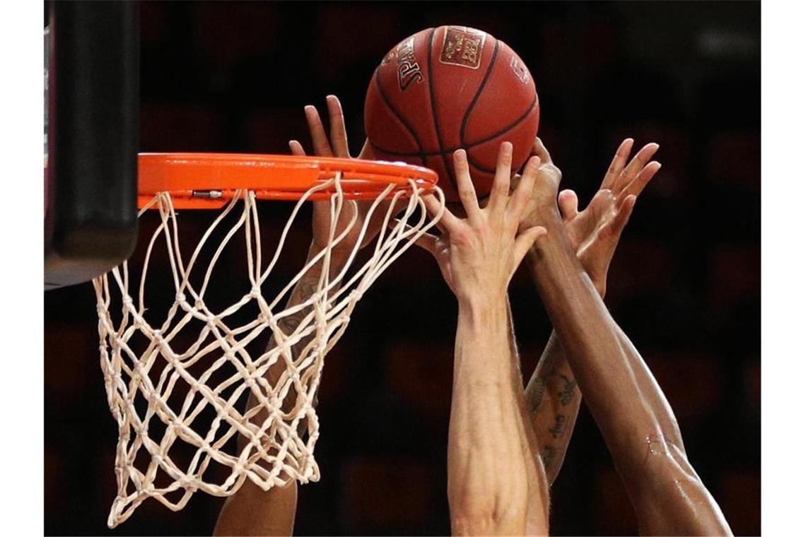 Ulm kassiert zweite Niederlage im Basketball-Eurocup Spieler beim Rebound. Foto: Adam Pretty/Getty Images Europe/Pool/dpa/Symbolbild