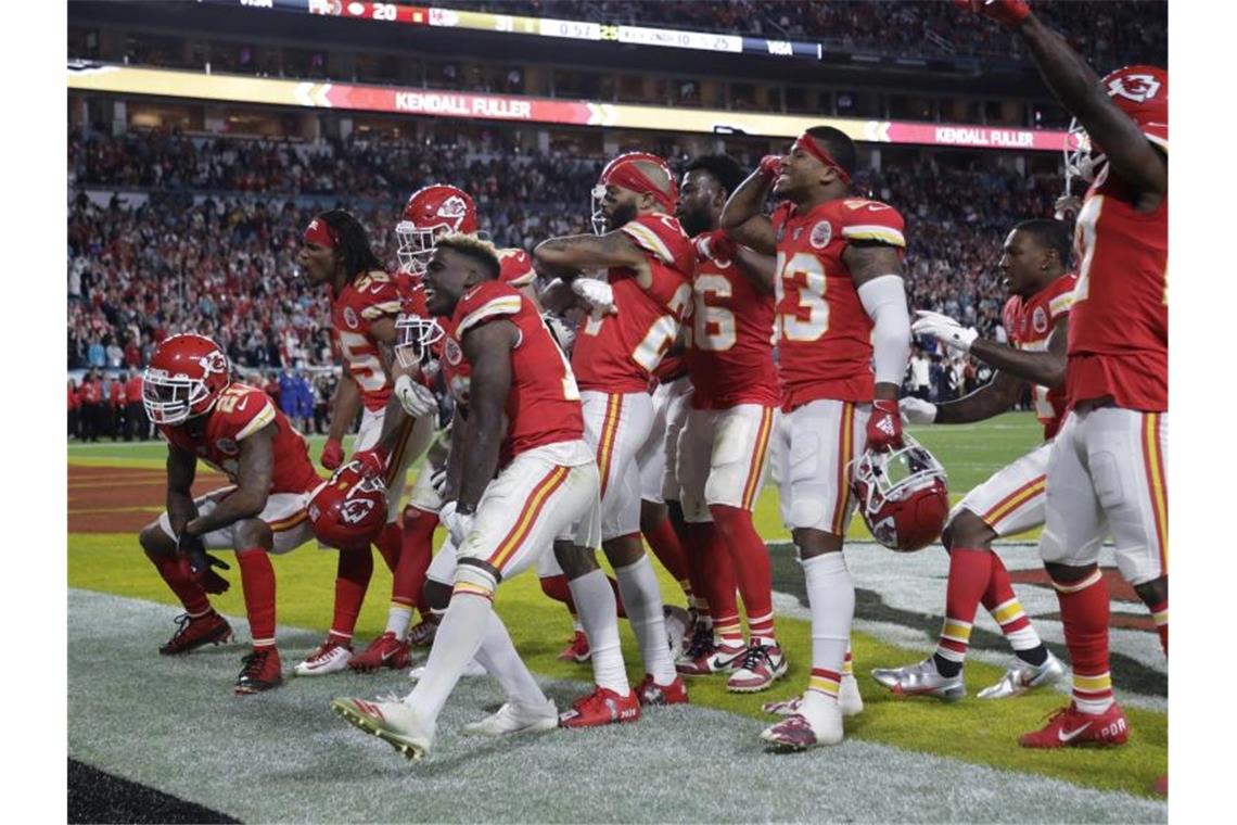 „Magic Mahomes“: Epische Aufholjagd der Kansas City Chiefs Spieler der Kansas City Chiefs jubeln über ihren Sieg. Foto: Wilfredo Lee/AP/dpa