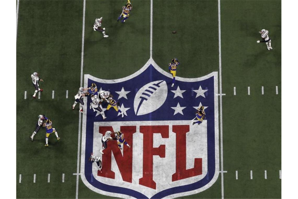 Spieler der us-amerikanischen NFL-Profiliga laufen über ein Footballfeld. Foto: Morry Gash/AP/dpa/Archivbild