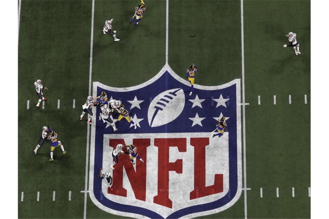 Footballer Bada: Brady oder Wilson „sacken“ wäre ein Traum Spieler der us-amerikanischen NFL-Profiliga laufen über ein Footballfeld. Foto: Morry Gash/AP/dpa/Archivbild