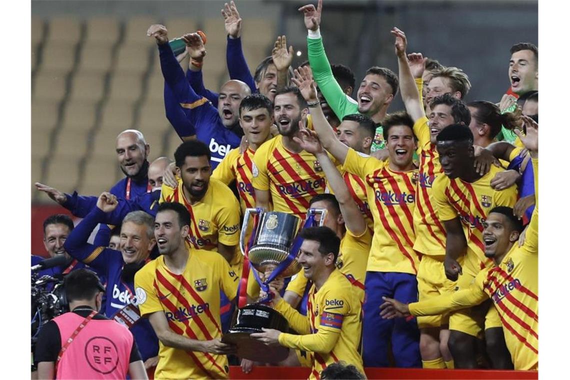 Spieler des FC Barcelona jubeln mit der Trophäe. Foto: Angel Fernandez/AP/dpa