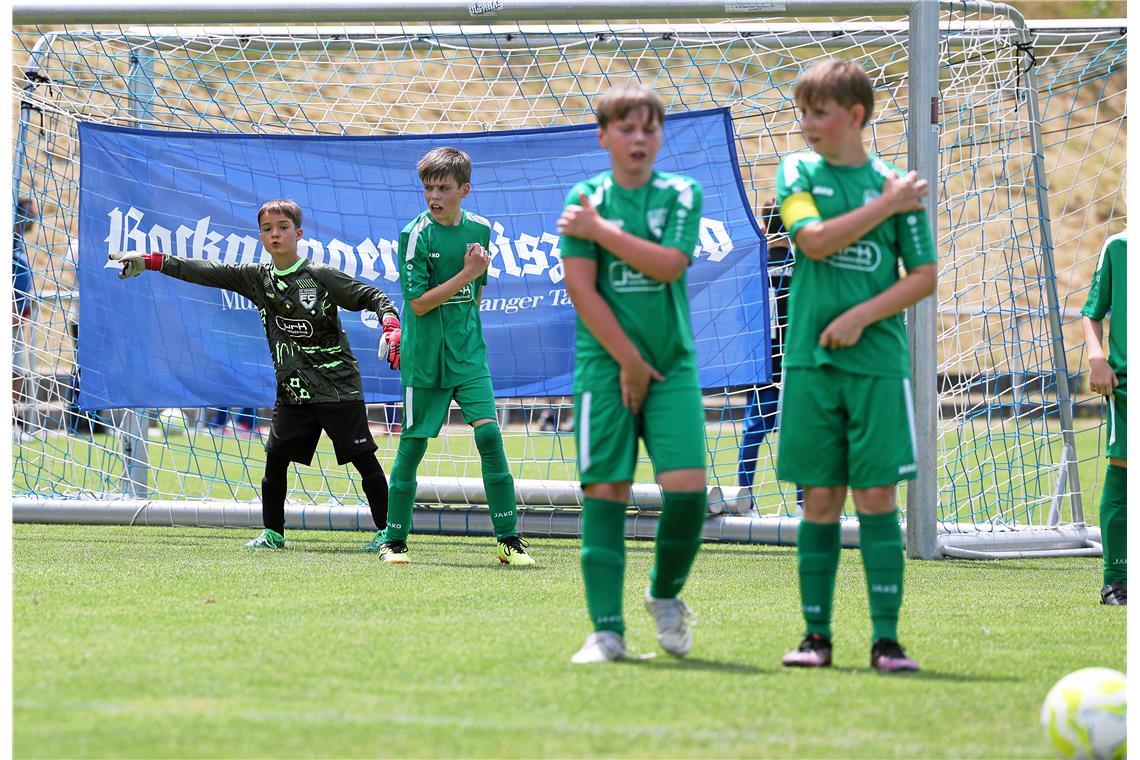 Spieler des FC Viktoria Backnang bilden beim Freistoß eine Mauer.