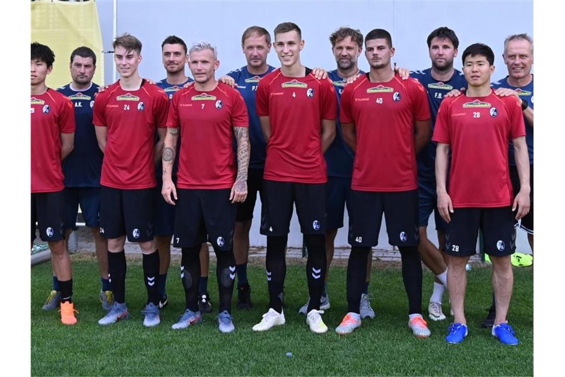 Spieler des SC Freiburg stehen zu einem Gruppenbild zusammen. Foto: Patrick Seeger/Archivbild