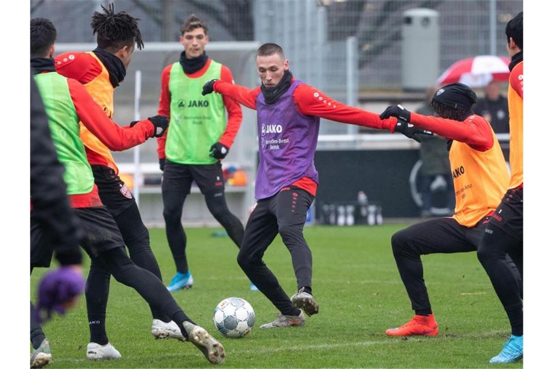 Weiter kein Mannschaftstraining beim VfB Stuttgart Spieler des VfB Stuttgart beim Training. Foto: Sebastian Gollnow/dpa/Archivbild