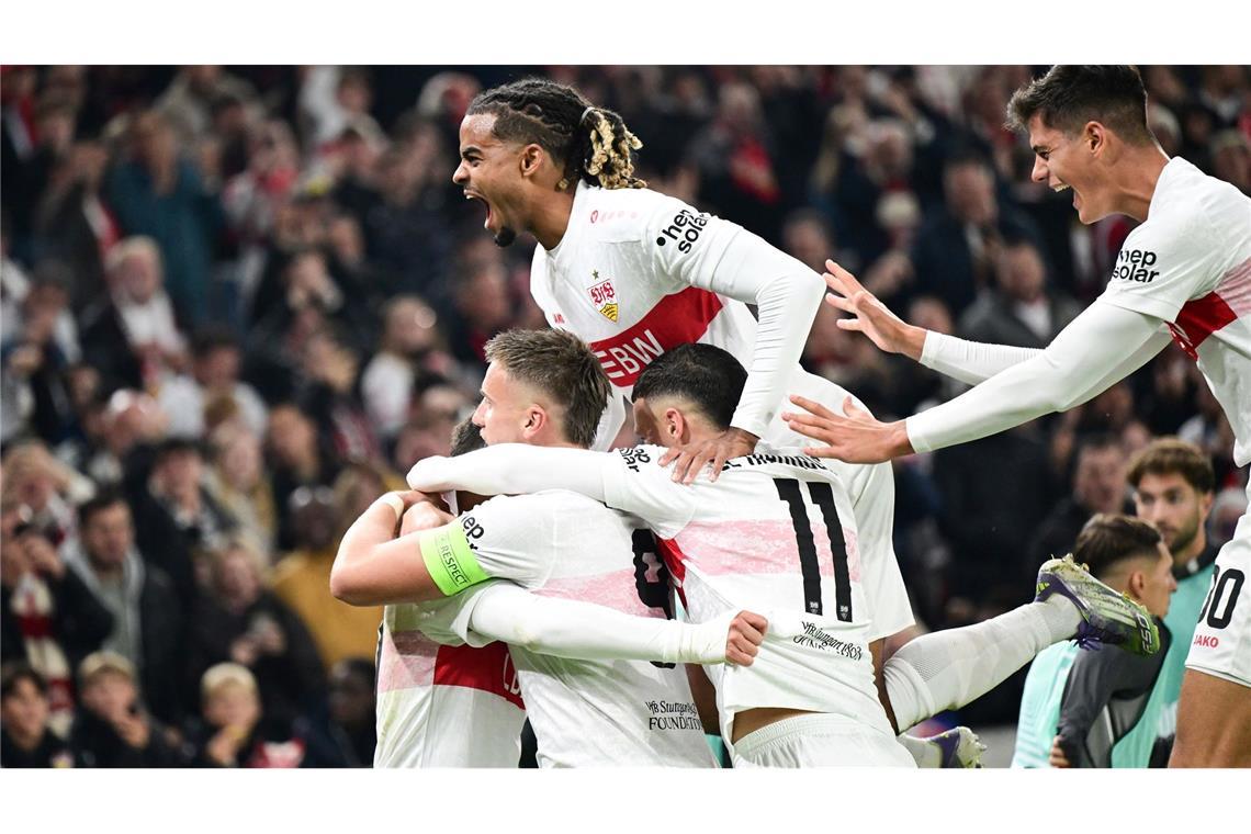 Bilder des Tages Spieler des VfB Stuttgart jubeln über den Treffer zum 1:0 gegen Celta Vigo in der Europa League.