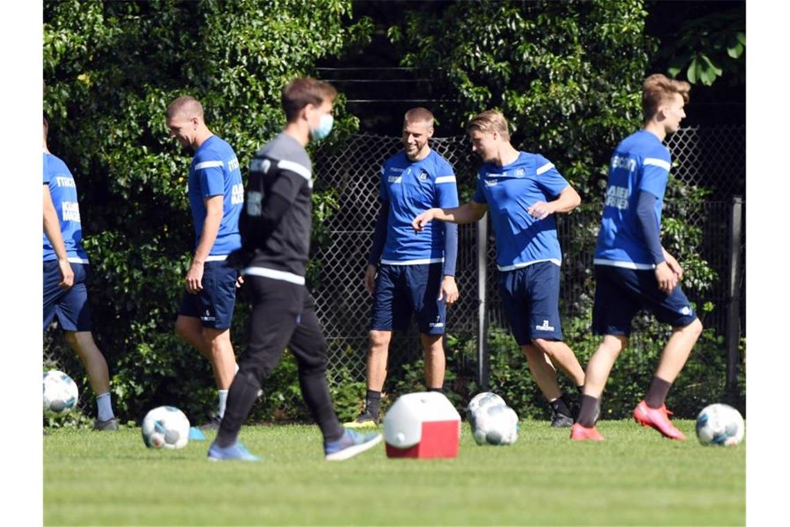 Spieler des Zweitligisten Karlsruher SC beim Mannschaftstraining im Wildparkstadion. Foto: Uli Deck/dpa