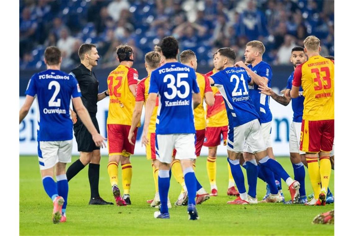 KSC profitiert von Patzer und Platzverweis: 2:1 auf Schalke
