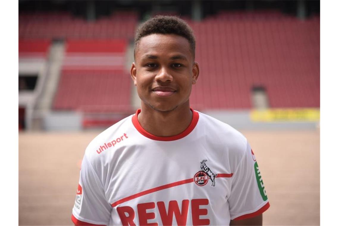 VfB Stuttgart mit weiterem Neuzugang: Nartey vom 1. FC Köln Spieler Nikolas Nartey lächelt in die Kamera. Foto: Henning Kaiser/Archiv