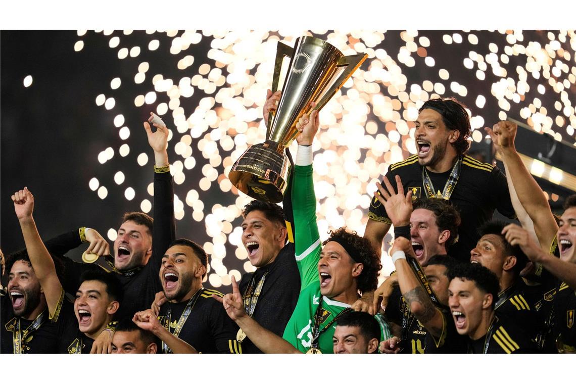 Bilder des Tages Spieler und Betreuer aus Mexiko feiern nach dem Sieg im CONCACAF-Gold Cup-Spiel gegen USA