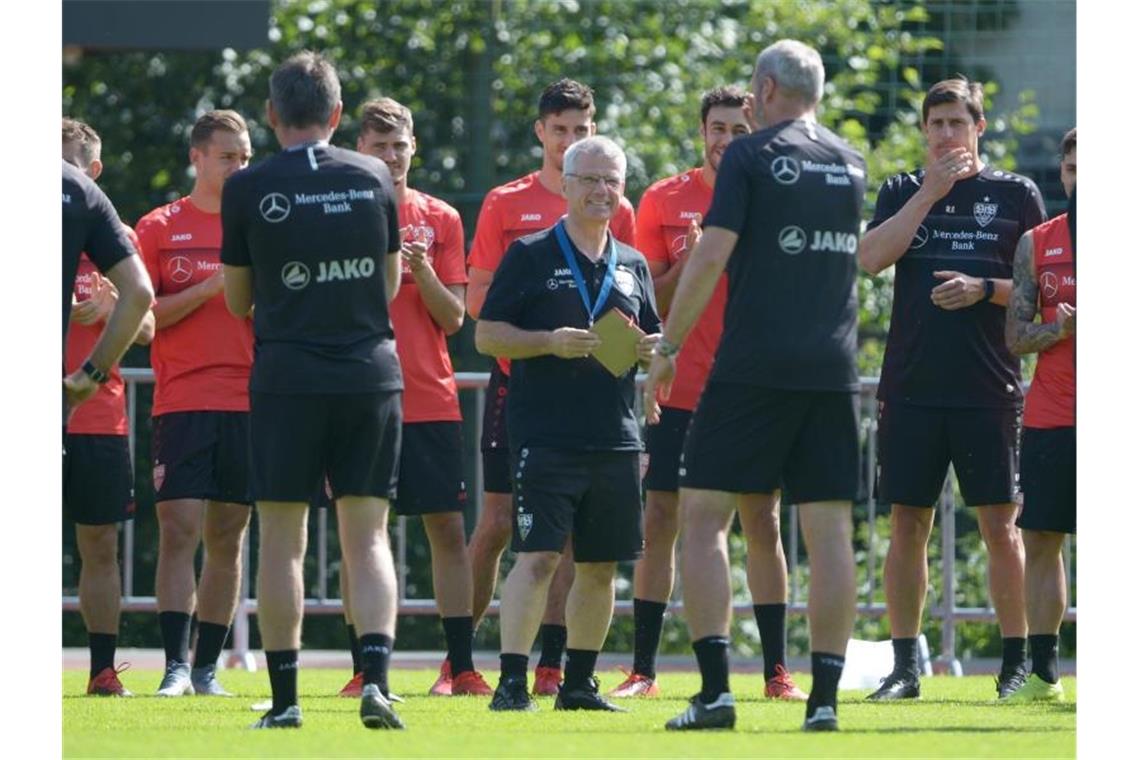 Ständchen und Verwöhnpaket für VfB-Zeugwart Michael Meusch Spieler und Betreuer des VfB Stuttgart gratulieren Zeugwart Michael Meusch (Mitte) zu dessen 57. Geburtstag. Foto: Maximilian Haupt