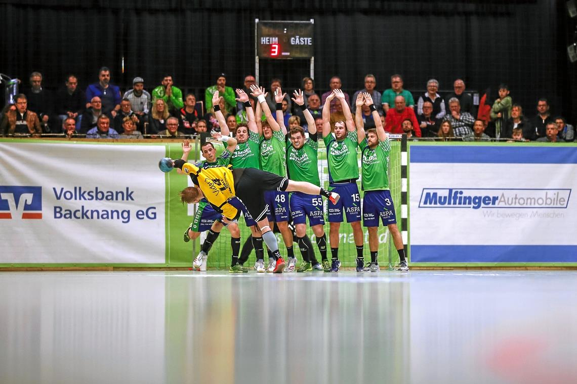 Spieler und Fans des HCOB müssen bis Herbst warten, um wieder spektakuläre Würfe zeigen oder sehen zu können. Bei den Handballern gilt ein Saisonabbruch in allen Ligen als gesichert. Foto: A. Becher