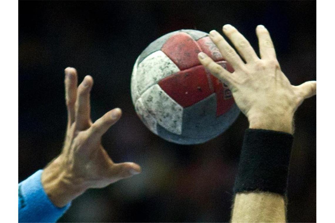 Spieler versuchen und den Ball zu kommen. Foto: Jens Wolf/dpa-Zentralbild/dpa/Symbolbild