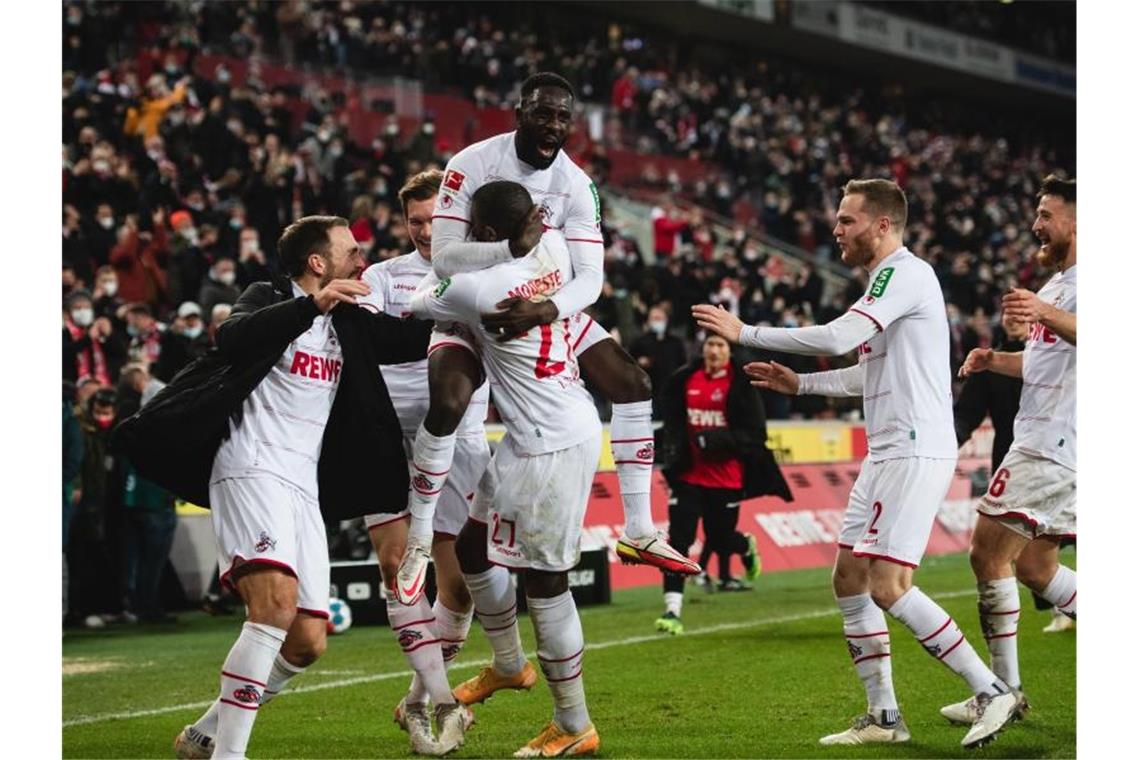 „Stich ins Herz“: Stuttgarter Weihnachtsstimmung getrübt Spieler vom 1. FC Köln bejubeln den späten Siegtreffer. Foto: Marius Becker/dpa