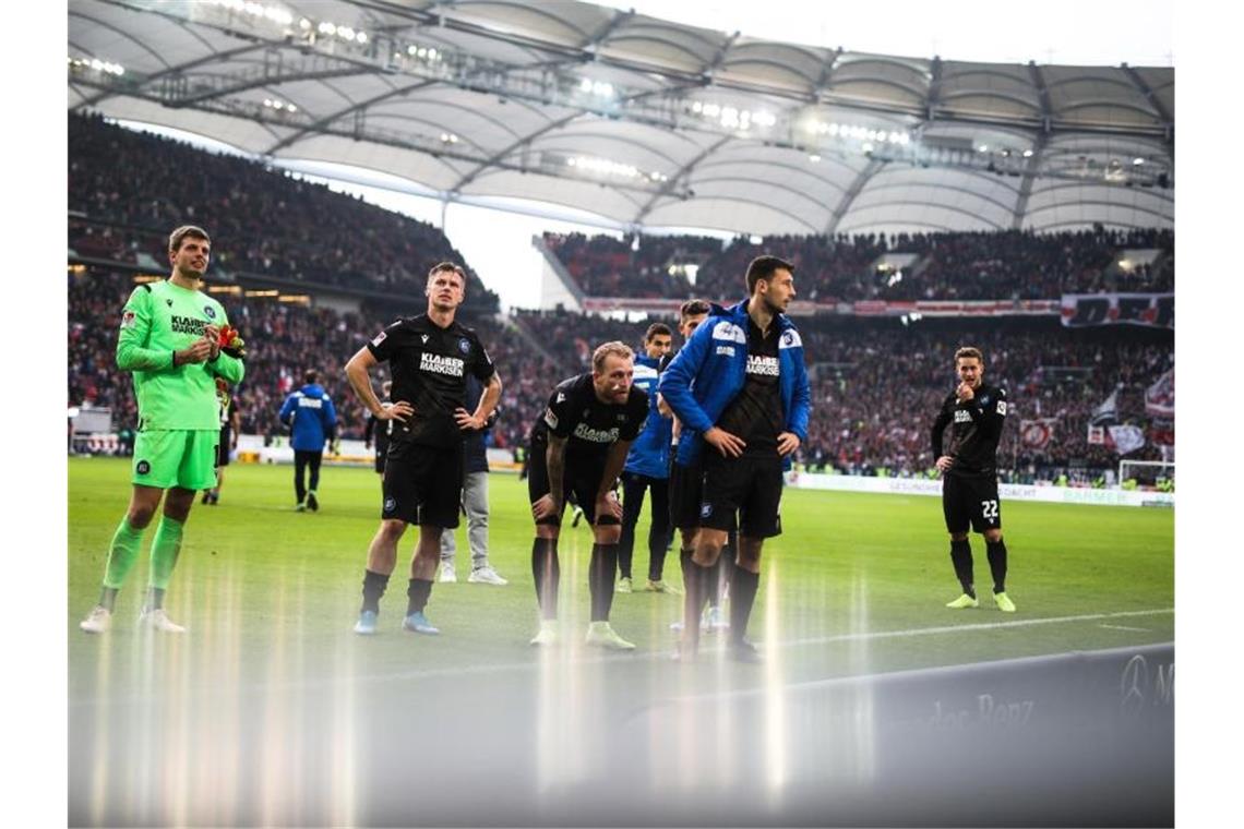 Spieler vom Karlsruher SC bedanken sich nach Spielende bei den mitgereisten KSC Fans. Foto: Christoph Schmidt/dpa
