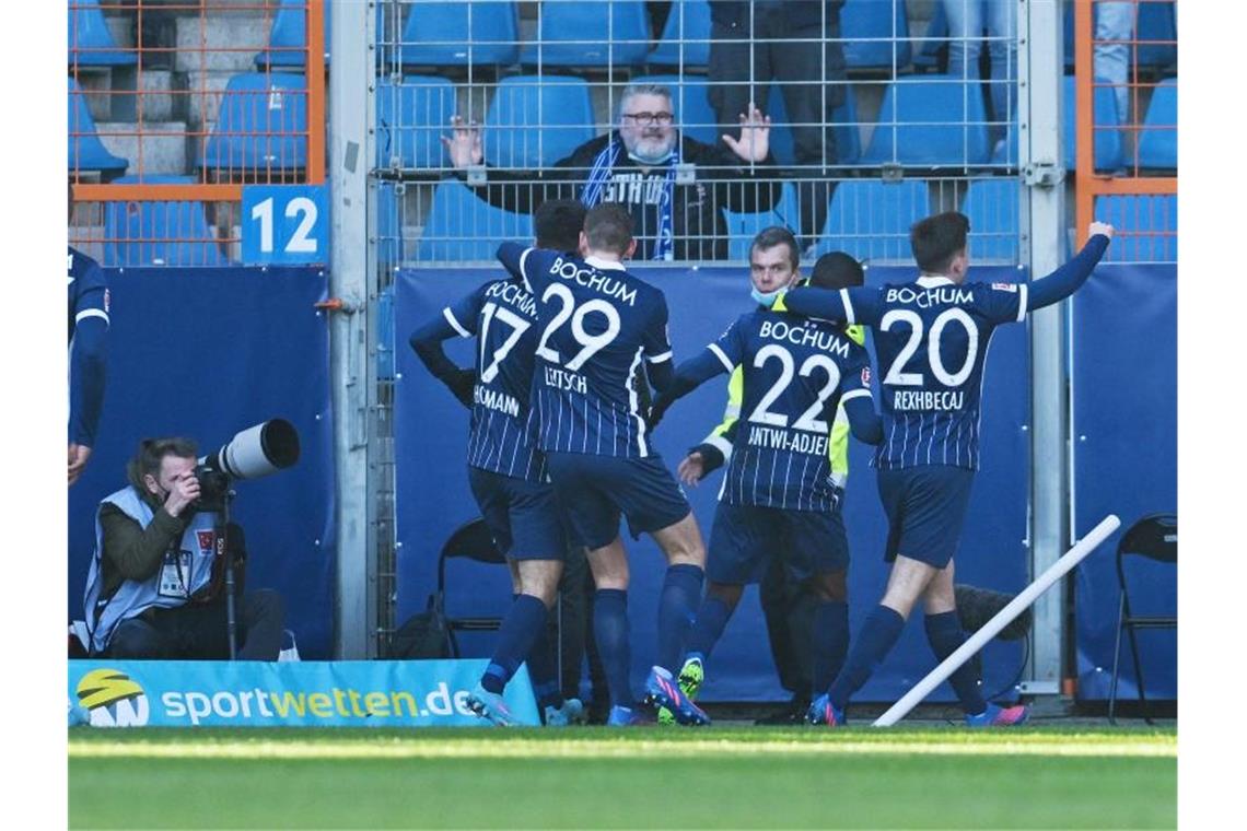 Bayern-Blamage - Große Abstiegsgefahr bei Hertha und VfB Spieler vom VfL Bochum bejubeln das zwischenzeitliche 1:1 gegen den FC Bayern München. Foto: Bernd Thissen/dpa