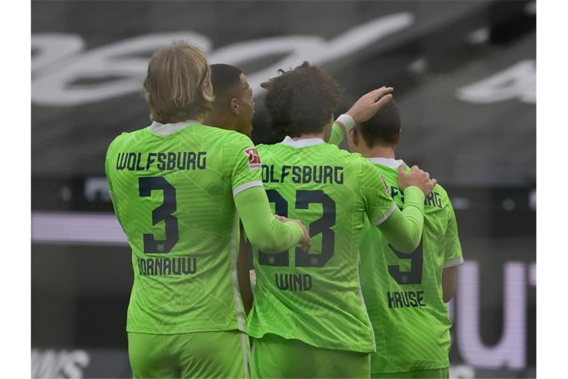 Bayern-Blamage - Große Abstiegsgefahr bei Hertha und VfB Spieler vom VfL Wolfsburg feiern den Torschützen Max Kruse. Foto: Sebastian Gollnow/dpa