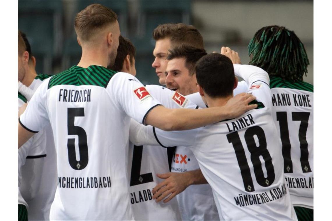 Bayern-Blamage - Große Abstiegsgefahr bei Hertha und VfB Spieler von Borussia Mönchengladbach feiern das zwischenzeitliche 2:0. Foto: Federico Gambarini/dpa