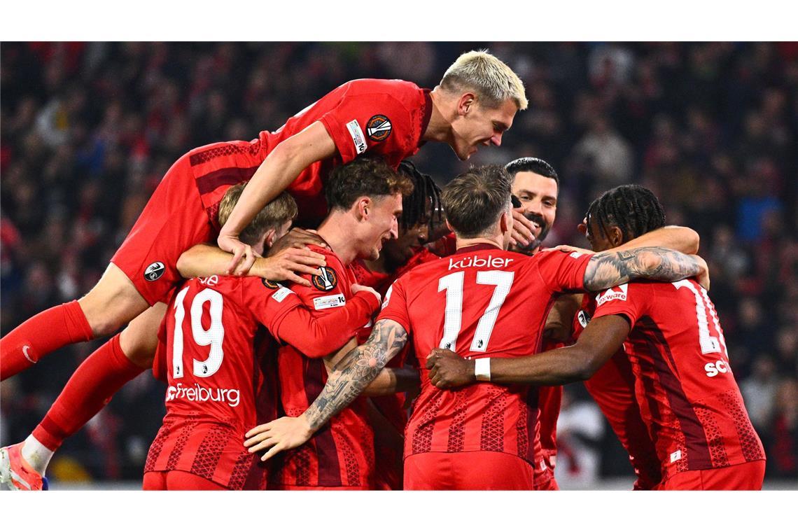 Bilder des Tages Spieler von Freiburg feiern den Treffer zum 2:0 gegen den FC Basel während der Europa League.