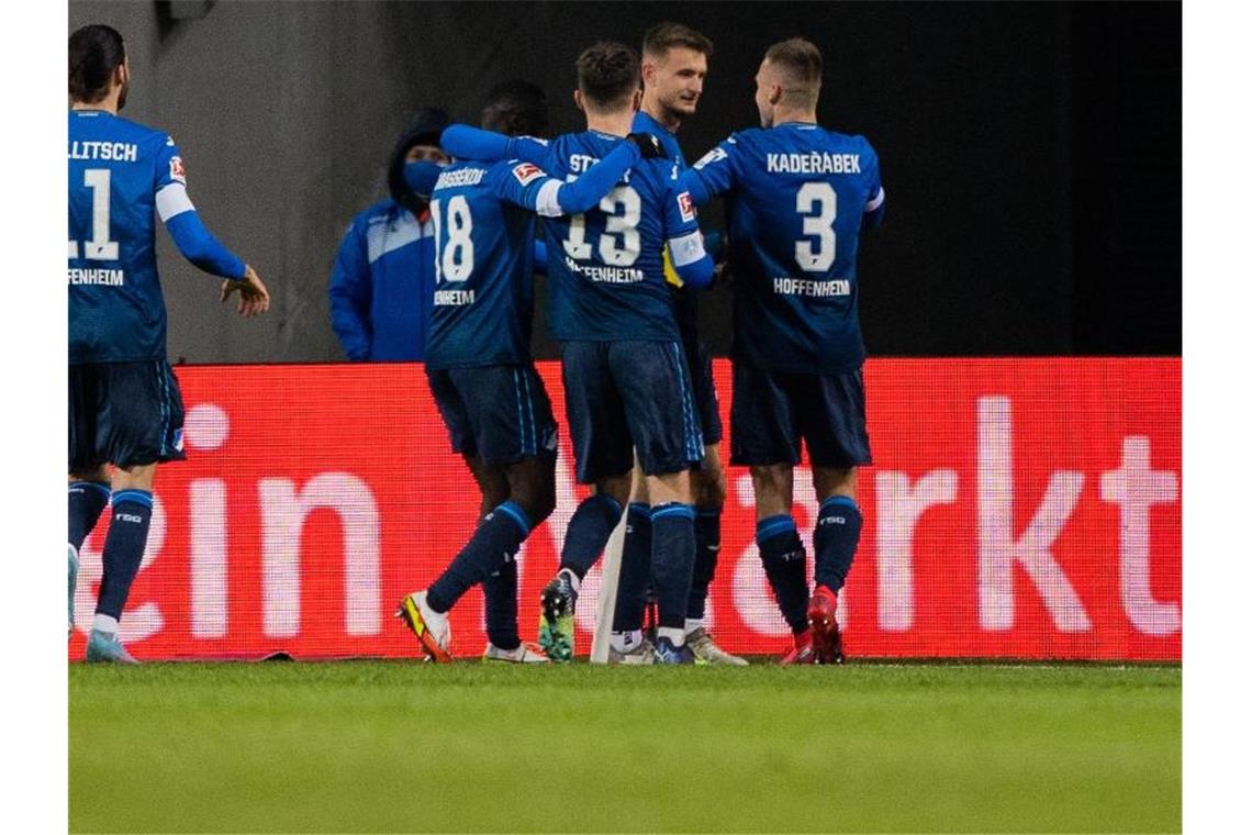 Hoffenheim auf Champions-League-Kurs - Sieg beim 1. FC Köln Spieler von Hoffenheim feiern den Siegtreffer von Stefan Posch (2.v.r.) gegen Köln. Foto: Rolf Vennenbernd/dpa
