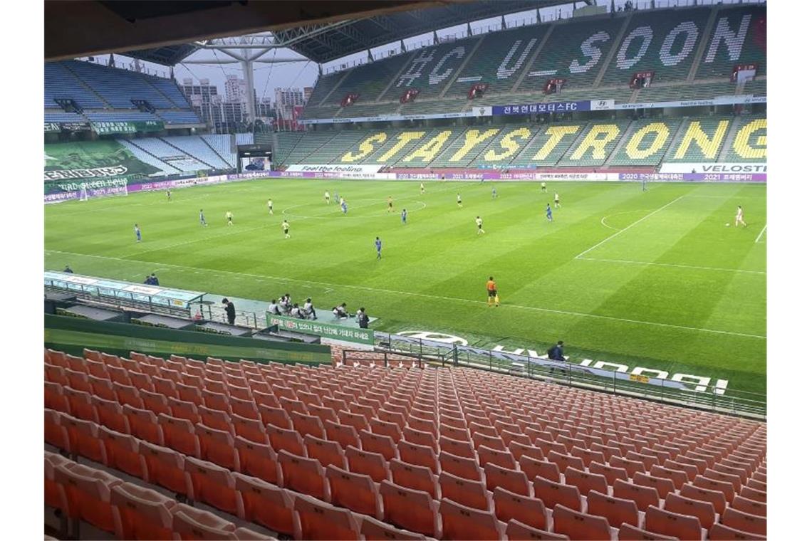 Anpfiff vor leeren Rängen: Südkoreas Liga spielt wieder Spieler von Jeonbuk Hyundai Motors und Suwon Samsung Bluewings beim Eröffnungsspiel der K-League vor leeren Rängen. Foto: Kim Orel/Newsis/dpa