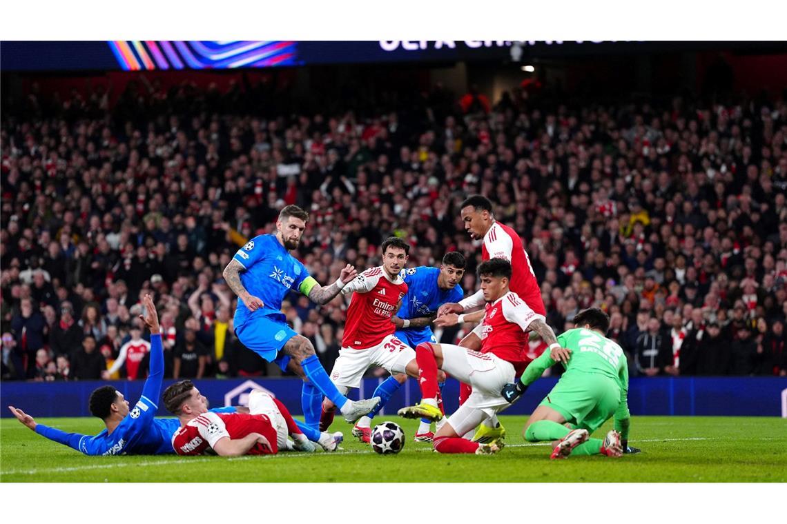 Spieler von Leverkusen und Arsenal rangeln im Torraum.