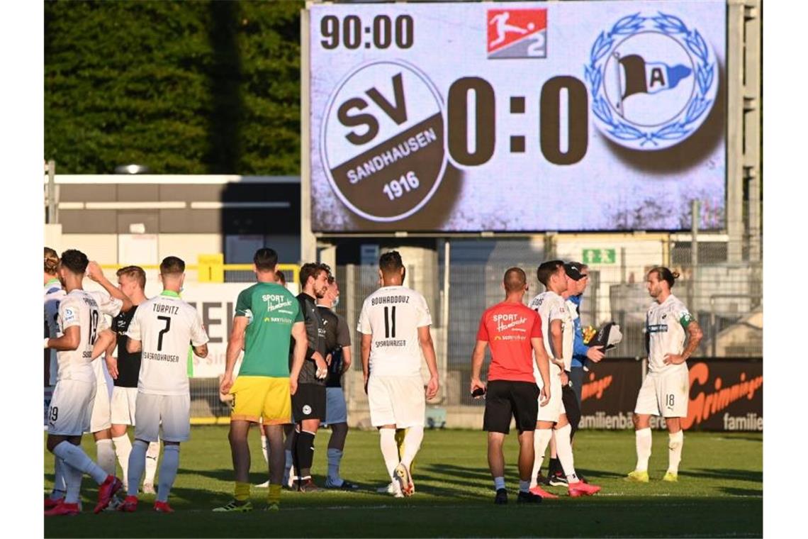 Sandhausen trotzt Zweitliga-Tabellenführer Bielefeld 0:0 ab Spieler von Sandhausen gehen nach dem 0:0 vom Platz. Foto: Uli Deck/dpa-Pool/dpa