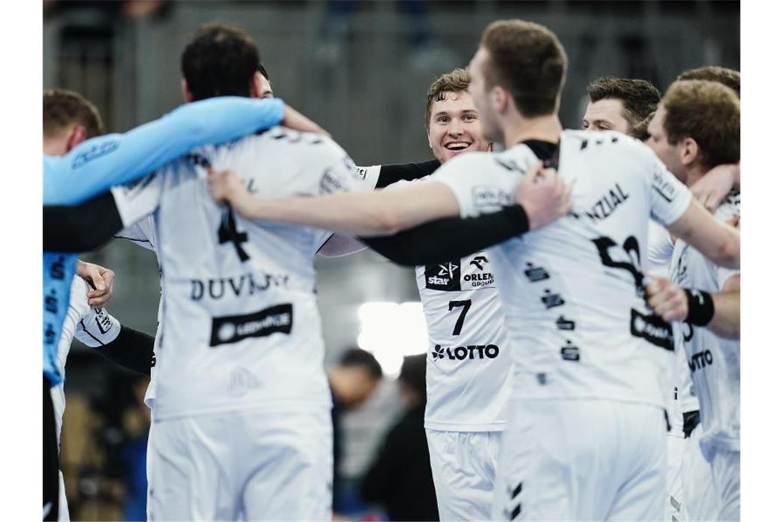 Handball-Krimi: Kiel folgt Magdeburg ins Halbfinale Spieler von THW Kiel feiern den Einzug in das DHB-Pokal-Halbfinale. Foto: Uwe Anspach/dpa