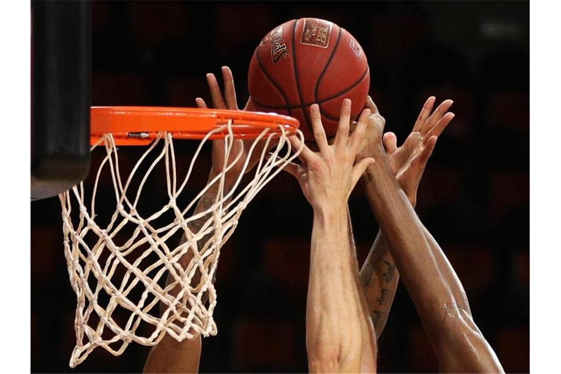 Spieler zweier Basketballmannschaften gehen zum Rebound. Foto: Adam Pretty/Getty Images Europe/Pool/dpa/Symbolbild