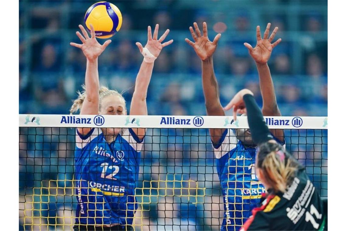 Heimspiel der MTV-Volleyballerinnen findet statt Spielerinnen des MTV Stuttgart im Spiel gegen Dresden. Foto: Uwe Anspach/dpa/Archivbild