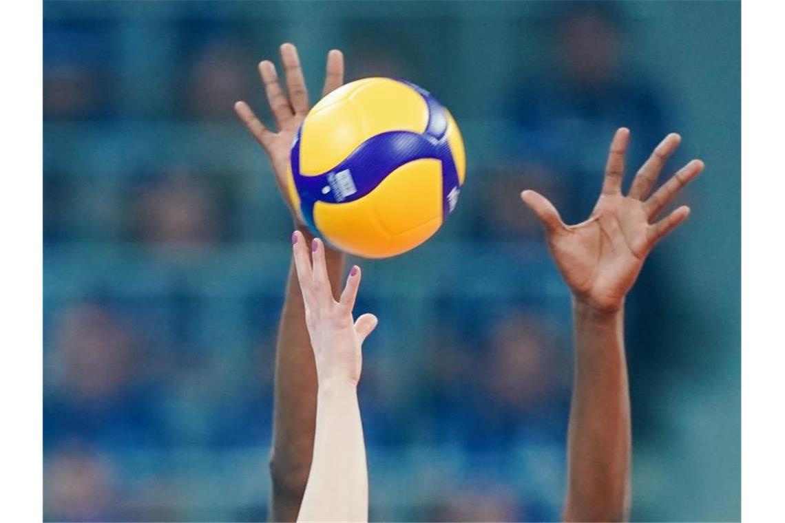 Auch Volleyball-Spiel Wiesbaden gegen Stuttgart abgesagt Spielerinnen strecken ihre Arme in Richtung eines Volleyballs. Foto: Uwe Anspach/dpa/Symbolbild