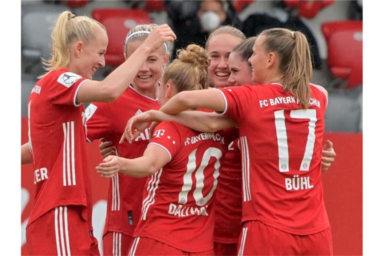 Spielerinnen vom FC Bayern München jubeln. Foto: Peter Kneffel/dpa/Archivbild