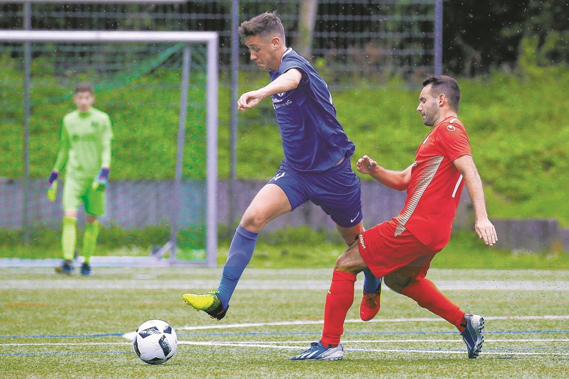 Spielertrainer Andreas Grimmer (rechts im Zweikampf mit Unterweissachs Michael Wendel) in der letzten Partie der TSG II.Foto: A. Becher